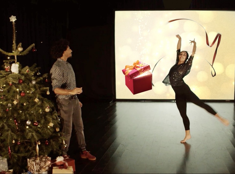 The Christmas Present - Virtual Entertainment Gallery